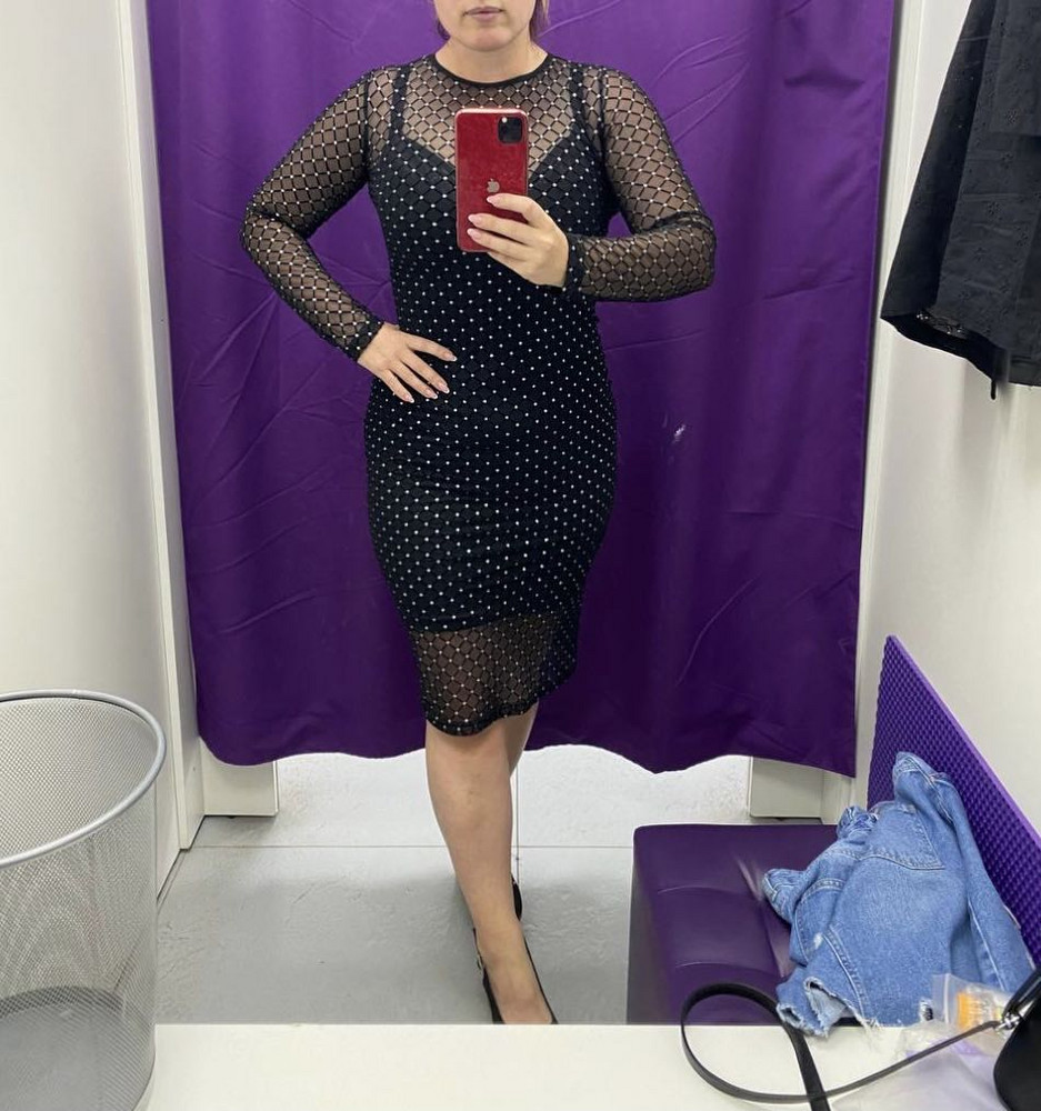 Платье очень понравилось, плющит грудь, всё равно выкупила из за его оригинальности, 46 размер ОГ98, ОТ79, ОБ 100, уважаемый производитель девушки 48 размера тоже хотят красивых и оригинальных платьев!