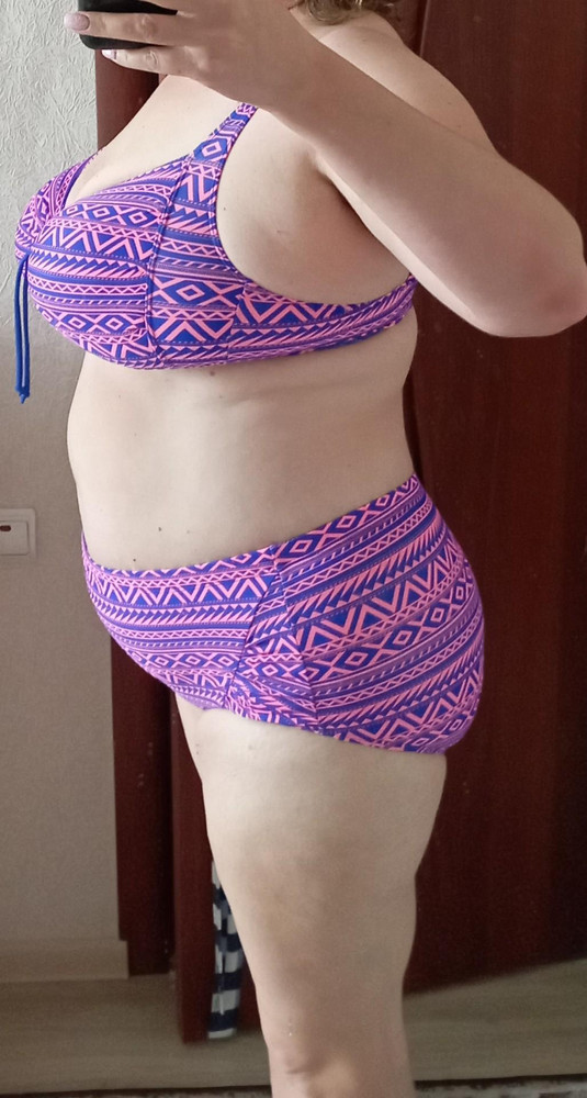 Купальник очень понравился! За 800 рублей, это просто шикарно) Не люблю выставлять свои фото в раздетом виде, но хочу чтобы полненькие женщины понимали, что он смотриться отлично на наших формах)) Из-за большой груди  всегда покупала купальники с завязками на шее (от которых моя шея молила о пощаде), т.к. не могла подобрать с бретелями, они ничего не держали, грудь вываливалась со всех сторон, а чашки торчали, как пики. В этом всё помещается, ткани на лифе достаточно, чтобы уместить грудь, а небольшой вкладыш прикроет торчащие соски 😄 трусы достаточно высокие, чтобы живот не свисал, а приспустить для загара их всегда можно. Если верх немного великоват, его удобно можно ушить. А у комментаторов, которых пишут-  нет косточки, грудь не поднимает, хочется спросить - Вы купаться и загорать в нём планируете или на светские рауты ходить? 🤣 Эту модель купальника однозначно рекомендую! Поверьте моему большому опыту в поиске нужного для большой красоты ☺