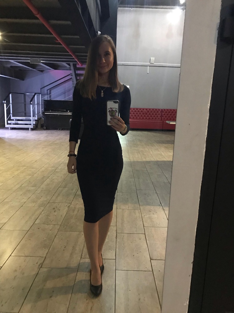 Ткань приятная к телу , платье хорошую фигуру подчеркнёт . Размер соответствует , ценой очень довольна , ношу с удовольствием и с кедами и с туфлями смотрится шикарно .