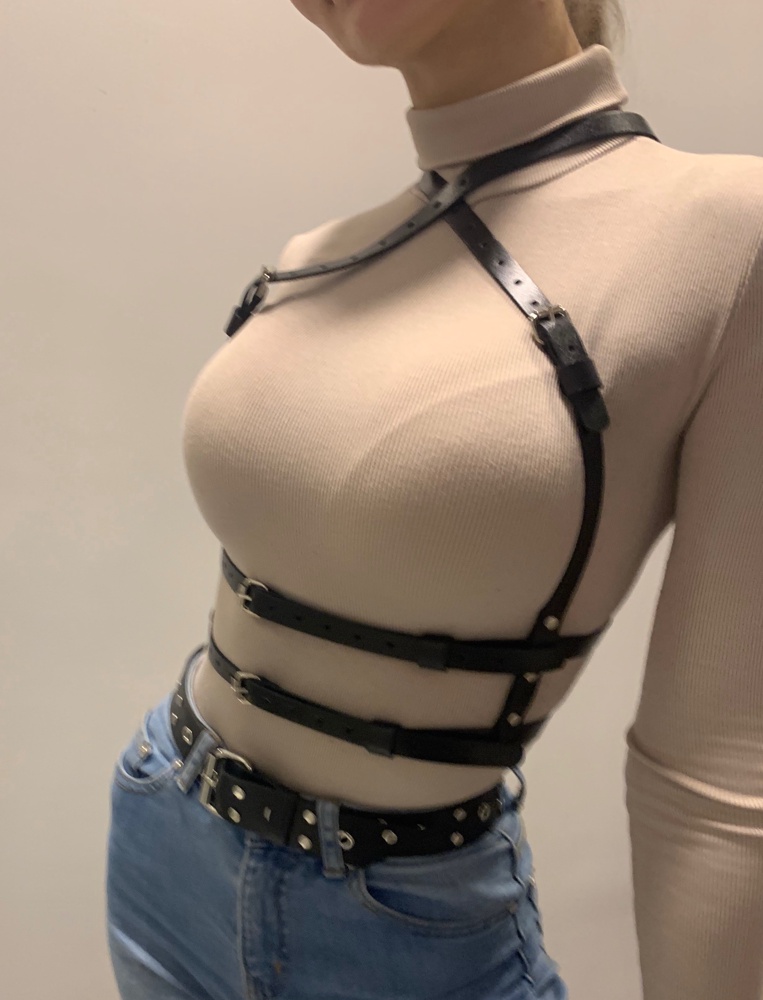 Портупея просто отличная, регулировка шик, тут пишут про размер на последнюю дырочку), но вряд-ли кто-то догадывается про наличие таких крутых регулировок(верхние лямки) еще она трансформер, только тссс😜никому))) фурнитура понравилась) все качественно, мастеру Суфьяну  спасибо) 