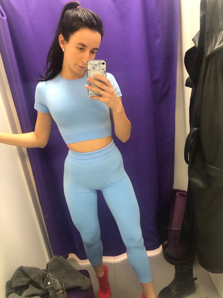 Костюм пушка не просвечиваеться идеально сидит сидит прям плотно я люблю когда так 