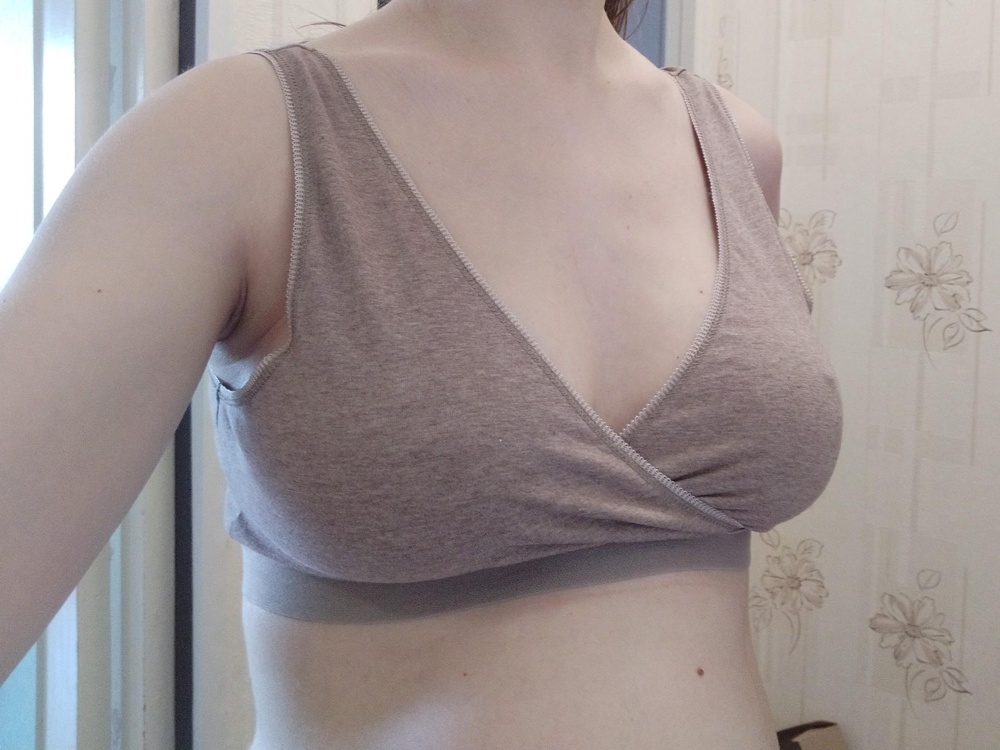 Удобный, но немного не угадала с размером. Хотя при примерке показался как раз, при носке выяснилось, что размер М мне маловат на ОГ 94 и ОПГ 80.
Плюс не посмотрела в описание, не увидела, что у данного цвета в составе меньше хлопка. Кто будет заказывать - смотрите внимательней.