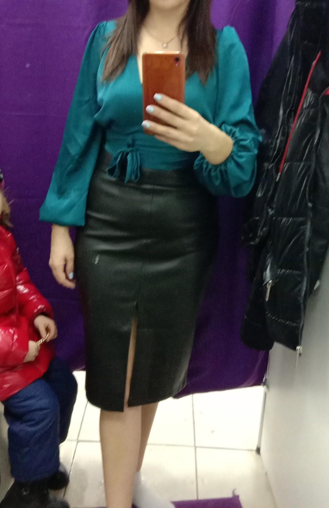 блузка шикарная, просто огонь , качество на высоте 👍👍👍НО! очень маламерит на мою 42 размера не подошла😢😢 делайте пожалуйста на размер больше🙏🏽