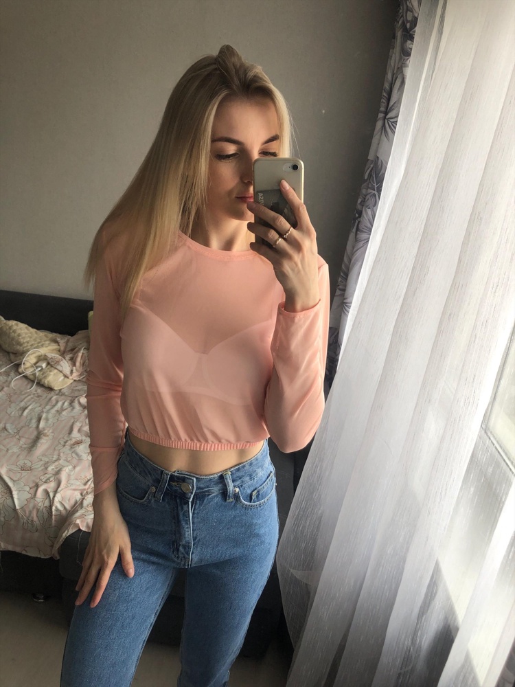 Очень нежный кроп-топ, буду носить и с джинсами и с лосинами и топом! Универсальный, мягкая приятная сеточка! На жаркую погоду лета будет огонь👍🏻 На свой рост 171, взяла xs просто не было размера больше в наличии, но и он сел не плохо, не тесно, рукава чуть чуть коротковаты но не критично) все таки мой размер S, но я все равно взяла этот топ