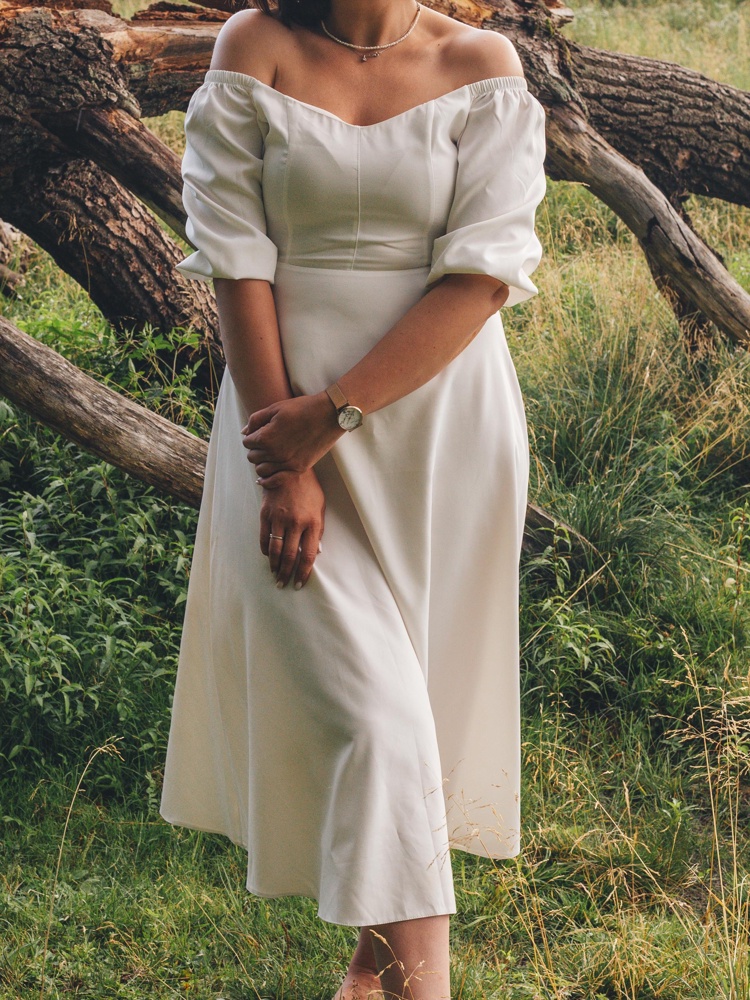 Очень красивое платье и женственное, скрывает недостатки , подчеркивает фигуру  . Немного просвечивает , но с телесным бельём все хорошо. Качество цене соответствует 