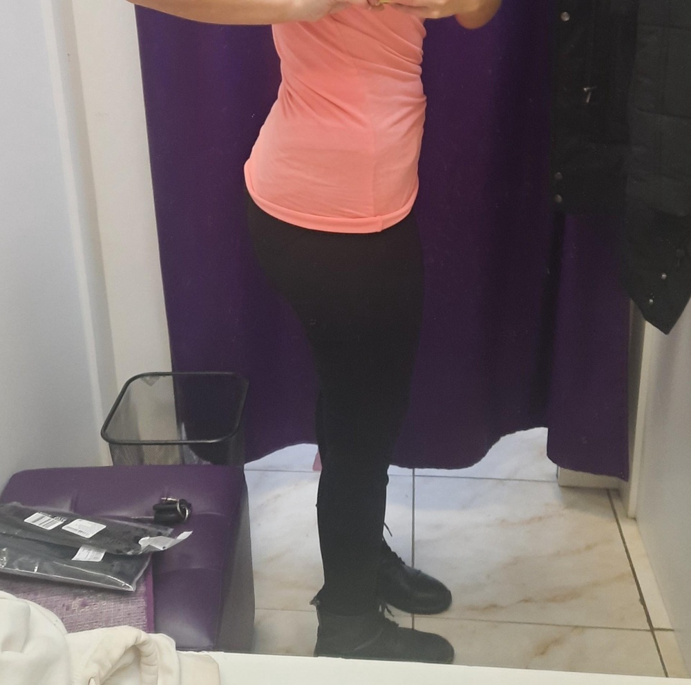 Все пришло целое ,упаковано хорошо. Конечно сначала думала не затяну , но стоит приноровится,и чуть выше застигруньь , потом спустить - и все отлично . Отлично утягивает, я очень довольна.  Советую всем.  Единственное,  советую брать 2 размера на примеррку) если бы у меня был животик больше - не натянула бы ) 5 из 5 !)