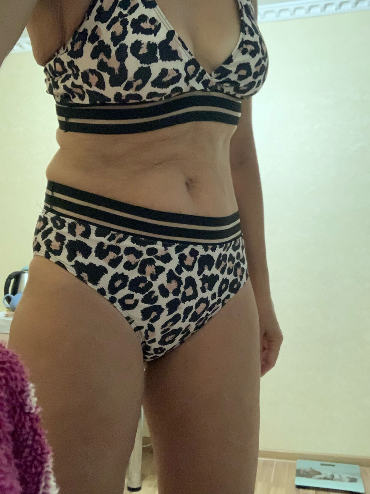 Купальник яркий, когда мокрый ещё ярче. На плавках спереди ткань двойная. Взяла L (у меня верх 46-48, низ 48-50), немного морщит сзади у бюстгальтера. Надо было на размер меньше брать.