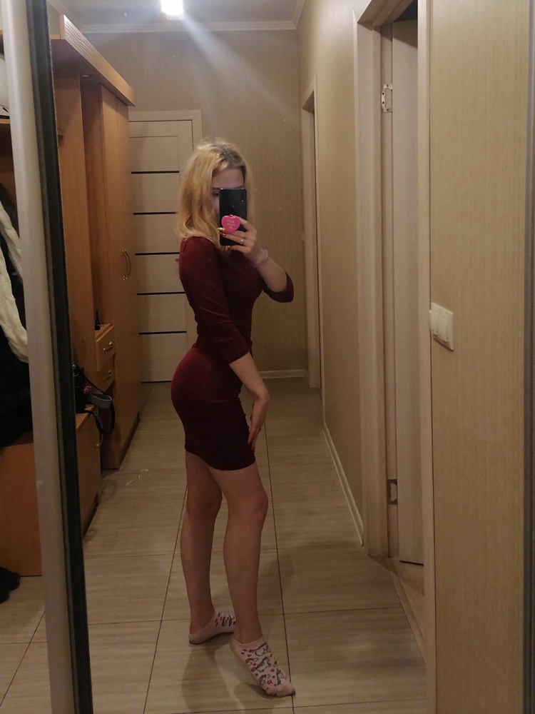 Тонкая ткань, но в принципе платье хорошее за такую цену