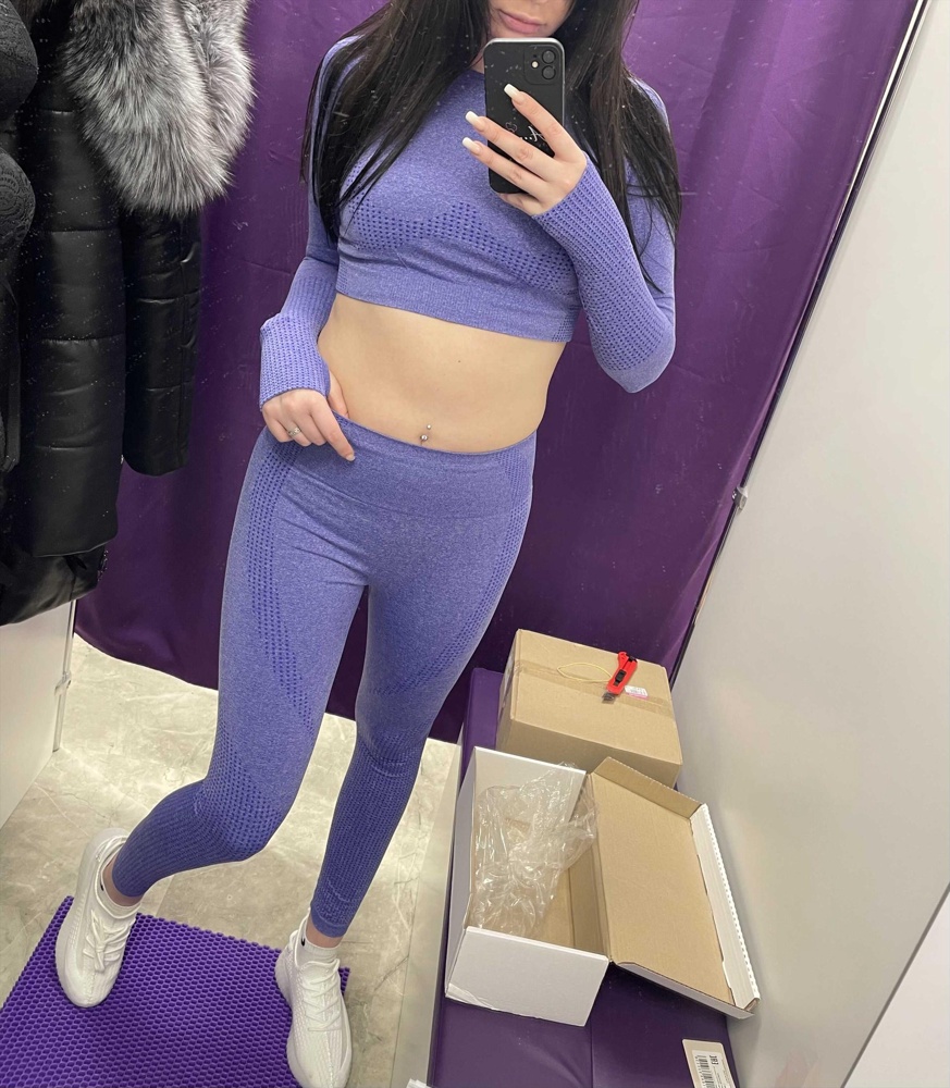 Приятный к телу костюм,верх сел прекрасно и топ и кофта(мои 97 см) в топе поролоновые подкладки,леггинсы коротковаты на рост 176 см,но в целом не плохо,резинка на талии утягивает,если есть жирок,он мигрирует за резинку,на идеальной фигуре костюм будет смотреться очень красиво,цвет насыщенный,посмотрим как будет вести себя на тренировках 