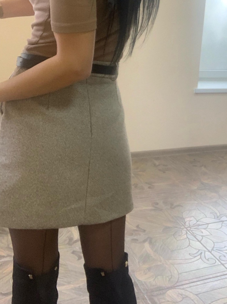 Идеальная юбка. Ничего не торчит (как писали ранее), при ходьбе не поднимается и не перекручивается, тёплая и просто красивая. Даже ремень на пару раз надеть можно.