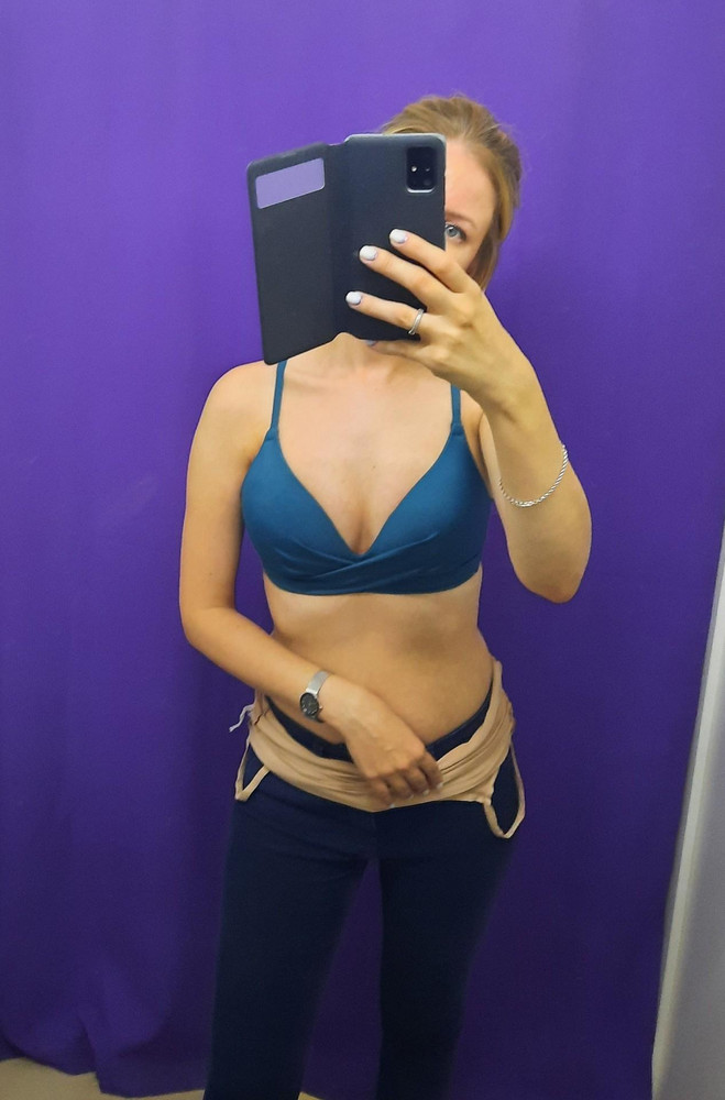 Ношу 75в. Оказался в размер. У кого грудь далеко посажена и постоянно выпирает сбоку-это то,что надо. Очень комфортный. Аккуратный, правда у застежек швы не совсем ровные. Сдам, поскольку не подошел к низу.