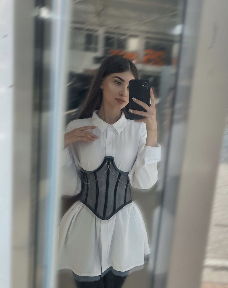 Идеально. Пришел целый с хорошей ленточкой.  Продавец кладет ленту с очень большим запасом (особенно для меня)), отдельное спасибо 😁. Красиво, качественно и по размеру! У меня 38 размер, но корсет подошел🙃 Спасибо!