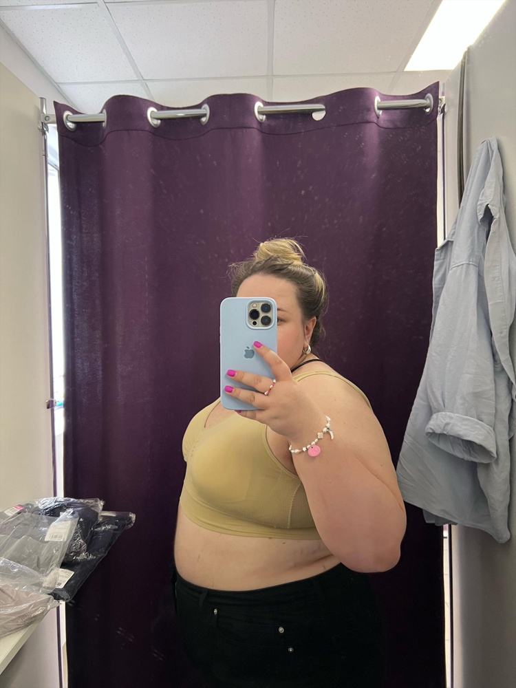 Странная посадка у бюста. Чашечки приплюснули грудь. Не держат. На ОГ 128 и под грудью 106 сел впритык, возможно бы разносился потом, но мне не комфортно. Лямки смотрятся не очень, будут выпирать под одеждой. В целом, этот бюст не будет поддерживать грудь, больше как топ с чашечками . Цвет тоже не красивый, не соответсвует заявленному на картинке( 