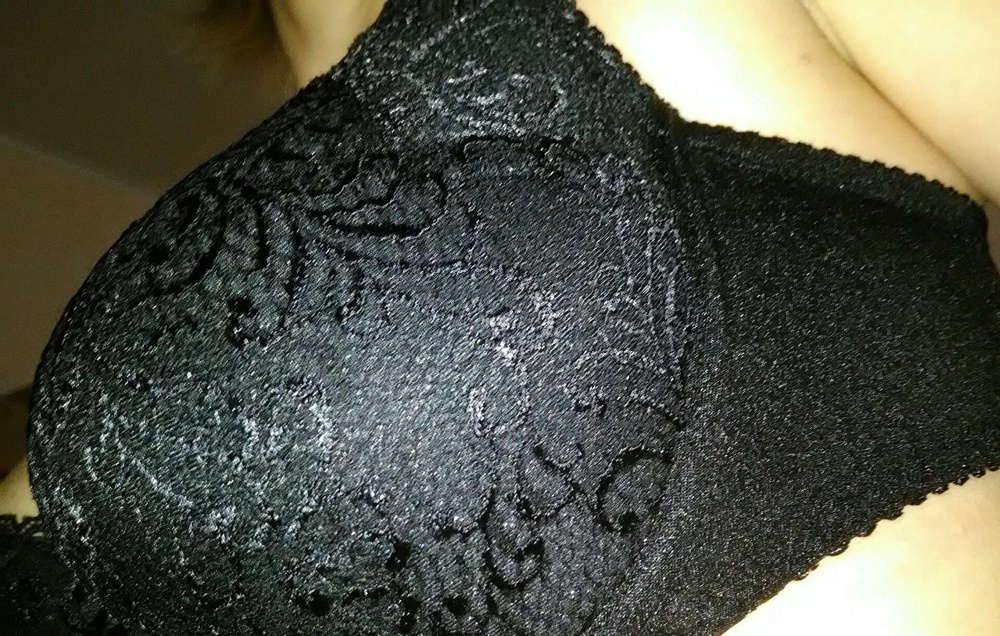 Простенький,хорошо держит грудь.
1400 дороговато для него,как мне показалось.Надеюсь не покроется катышками и не вытянется за неделю.