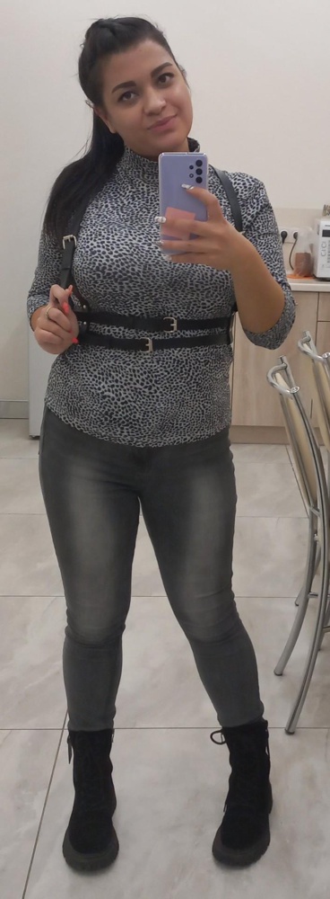 Качественный, материал плотный, полностью соответствует картинке.