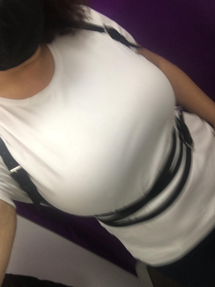 Сложилось впечатление что чуть маломерит, но возможно ещё не разобралась в регулировках. Т.к. вещь не повседневная - качество подойдёт. Смотрится эффектно. Мой рост 173. Параметры 113-85-110. На эти параметры 52-54 впритык. 