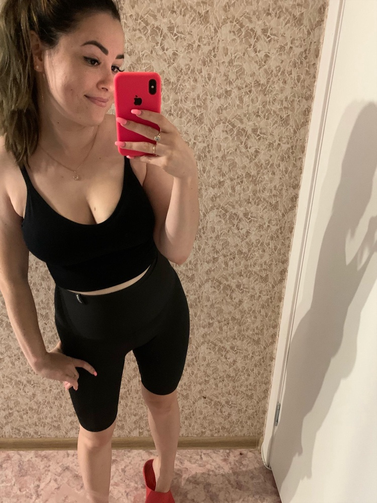 Жаль что собирает волоски и пыль , но как грудь держит мне понравилось , прыгать в нем комфортно, брала для домашних занятий