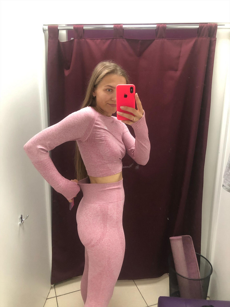 Классный 👍🏻но штаны какие то растянутые , резинка не плотная. Топорщит все, сажусь и все висит. Тут только надо пузико. Очень расстроена😭я так ждала 