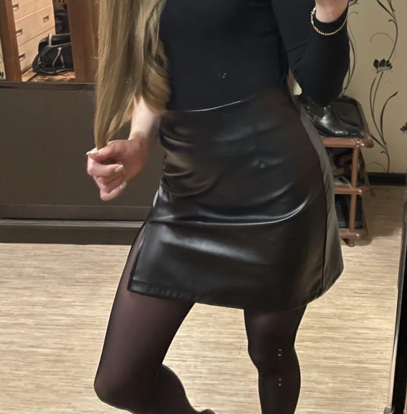 пришла в отличном состоянии, очень понравилась. заказала 42, чуть великовата. можно брать спокойно 40, если хочется чтобы прям сидела размер в размер, а так 42 тоже хорошо сидит) 