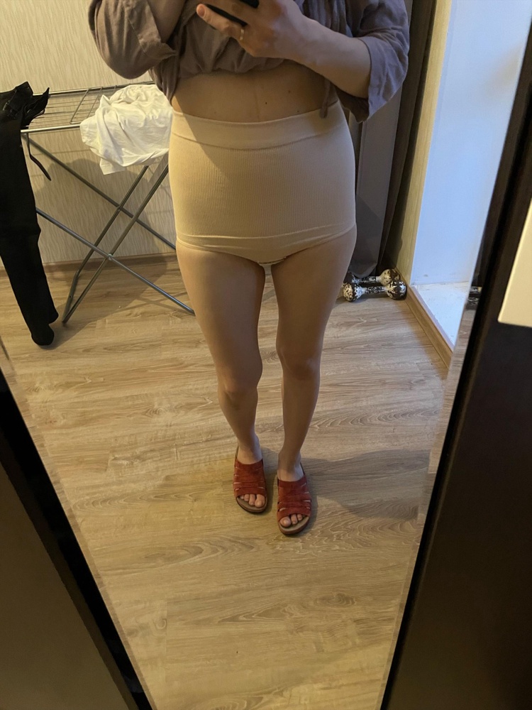 На ОБ 95 взяла 44, по размерной сетке 70-95 и не прогадала. Бандажом назвать сложно, скорее компрессионное бельё. Утяжка для бандажа слабая, есть с чем сравнить. Сперва кажется, что не натянуть, но ткань на теле отлично растягивается, тем у кого животик остался побольше моего не стоит переживать. Специально сделала фото. Надеваю это бельё, как хб слой под медицинский бандаж вместо трусов.