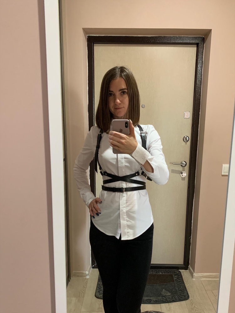 Взяла самый маленький размер. Действительно запас ремней большой, села комфортно. Выглядит супер!!! Брала под белую рубашку специально, но думаю добавить в гардероб что-нибудь ещё , чтобы носить чаще))))