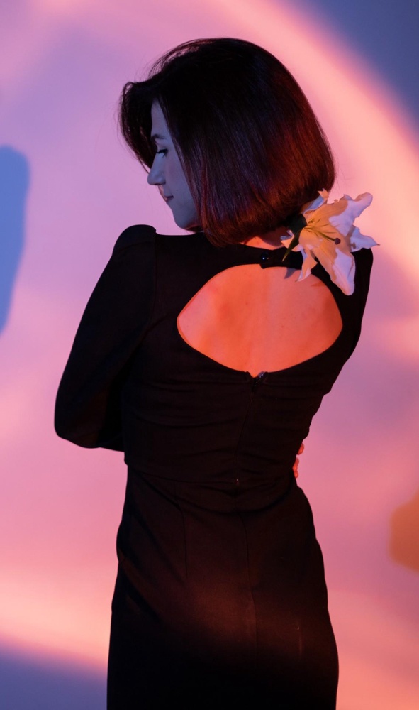 Шикарное платье. Выглядит  дорого. Плотная ткань. Подчёркивает фигуру. На параметры 87х64х89 еле влезла, но взяла, так как оно великолепно.