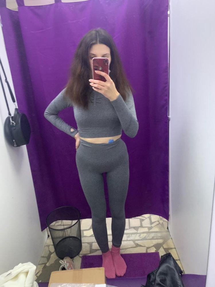 Отличный костюм,шорошего качества 
И сел не плохо 👍🏻