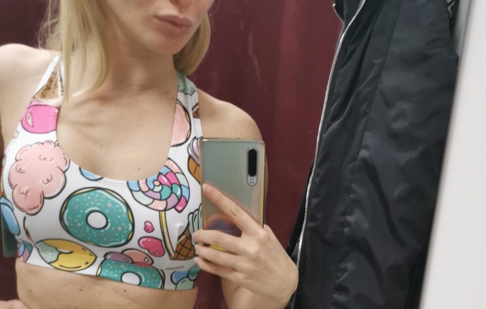 Синтетика, пахнет химией, спереди хорошо, сзади перетягивает кожу, хотя размер мой и лишнего объёма у меня нет