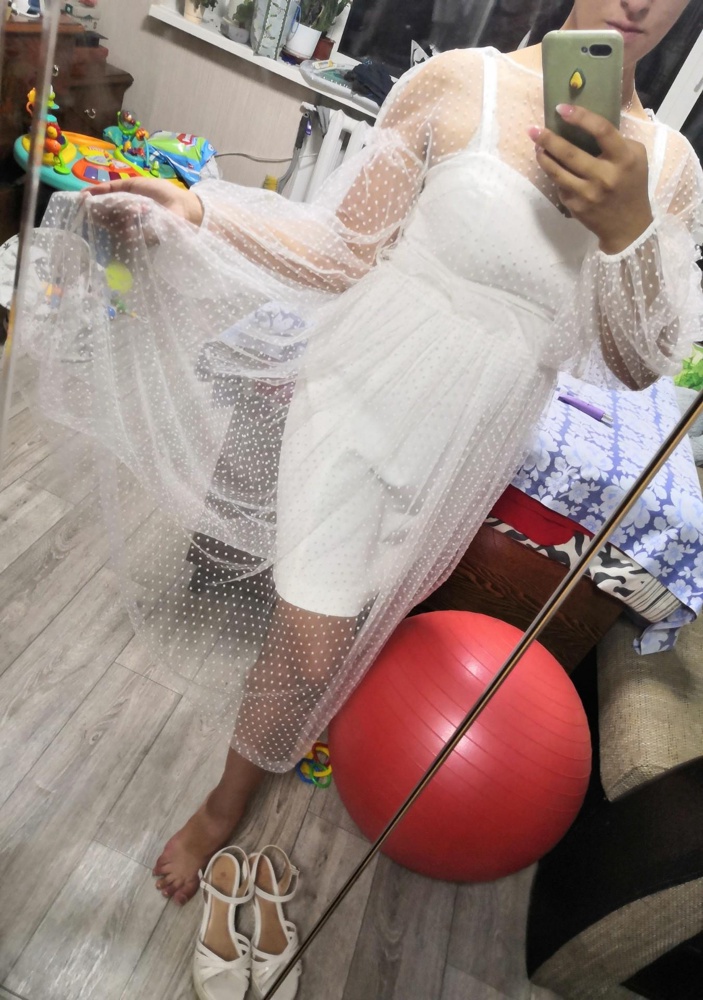 Очень нежное платье, безумно красивое) но не подошло по размеру, нижнее платье до конца не застегнулось. У меня руки - это проблемная зона, думала сетка смаскирует, но, к сожалению, сделала их ещё объемней. Перезаказывать размер времени не было, так как до торжества не успело бы прийти, пришлось ехать в свадебный салон)

Прошу не вычитать процент выкупа.