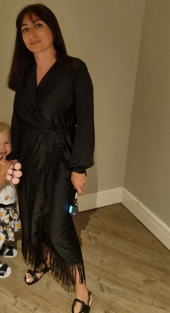 Очень нравится платье. Бахрома правда вылезает. Но эффектное, скрывает недостатки. Я довольна. Взяла М на 46й и большую грудь.