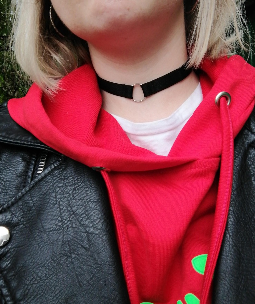 Чокер отличный. Материал текстиль, к телу приятен. Качество супер. Замок удобный. Можно регулировать, подойдёт практически на любую шею. Рекомендую