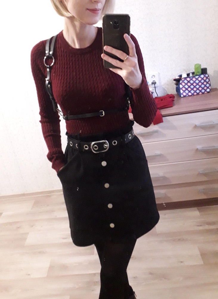 Качественная, удобная кожа, портупея полностью регулируется под фигуру, фурнитура на высоте. На твёрдую 5 с плюсом))