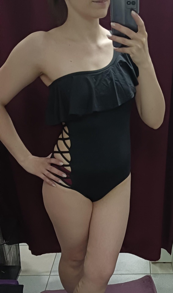 Очень красивый купальник именно из-за корсетной шнуровки.Но мал.Эффектный.Фигуру делает ещё круче,тем у кого тип "песочные часы".Берите,это 😍🔥