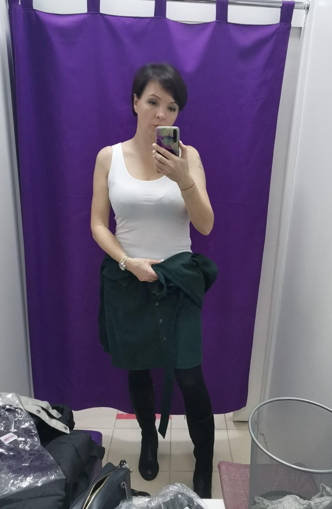 Очень тонкая, полупрозрачная, отказ. Понимаю, конечно, цена и все такое, но я давно купила 2 майки Оджи по  270 р темно-синего цвета и бежевого (такие же, как эта белая, с этой же "страницы" каталога), нормальный плотный трикотаж. То ли качество испортилось, то ли в белом цвете она другая. Идёт в размер, длинненькая. Мои параметры 93/74/98, рост 170.
И хоть я покупала для того, чтобы носить под рубашку, все равно не забрала, потому что даже бежевый бюстгальтер не спасёт ситуацию - просвечивает живот, вид дешманский.