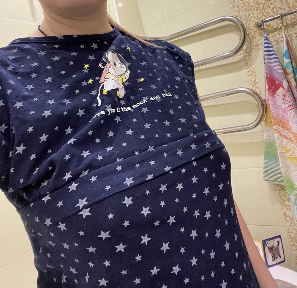 Я не довольна. По таблице подошёл 46 размер, его и заказала. Качество среднее, но решила оставить. После предварительной стирки (30 минут на 30 градусов) сильно уменьшился размер. Короткое (у меня рост 170), горловина узенькая, но самый большой минус секрет не под грудью, а идёт по груди и всё время задирается ещё выше. Вида никакого, носить по дому как платье не вариант. На ночь надеваю, но удовольствия нет (( Если брать, то нужно на несколько размеров больше. 