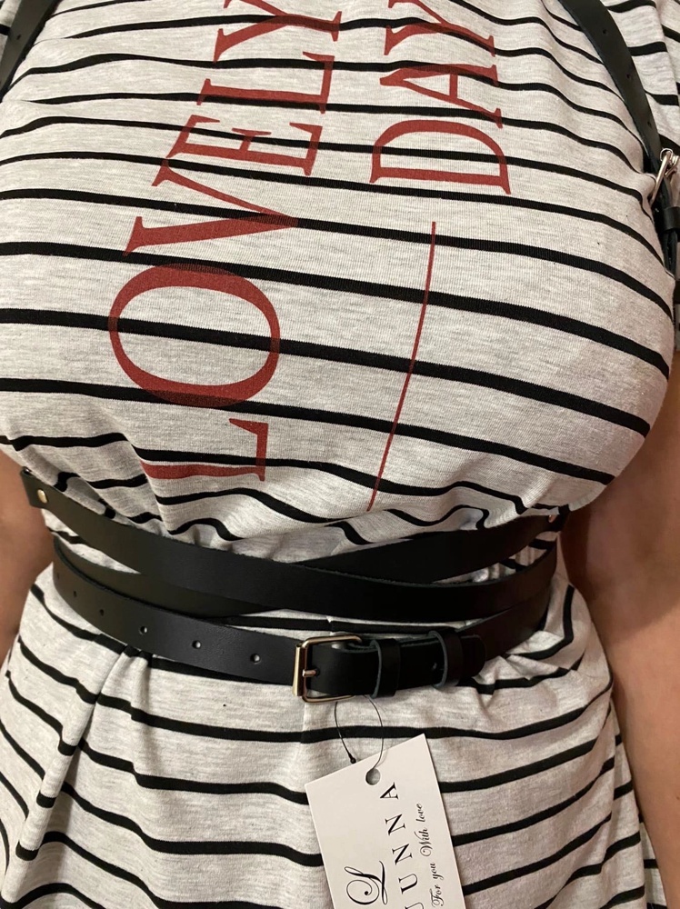 Заказала в подарок на 14 февраля), все регулируется, на любую фигуру должно сесть. Здесь цена = качество. Были у меня такие аксессуары из другого материала, скажу так, что этот самый удобный + смотрится горячо. Вообщем покупкой очень довольна, осталось только тестить))))