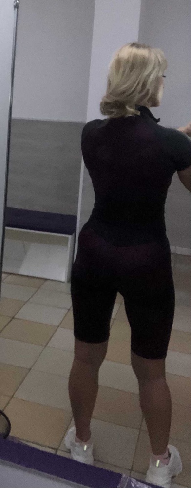 Отлично утягивает талию, штанины не перетягивают бедро, не «режут», единственное - если застегнуть до конца, то душит и тянет в подмышках. Но можно ж не застёгивать до верху ;-)