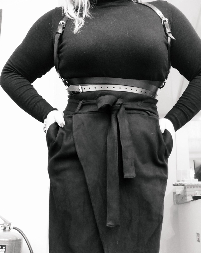 Качество хорошее, размер маломерит. У меня 56, заказывала 58-60, запаса ремня нет.