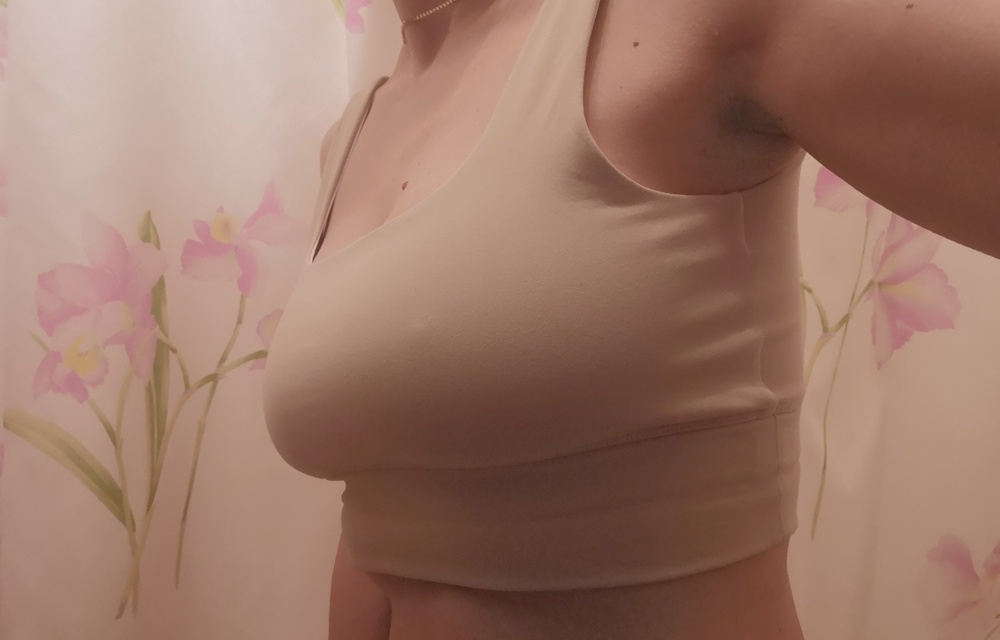 На 75 с,  нормально м, если убрать чашечки которые легко вынимаются через спец отверстия и имеют небольшой пуш ап.
Резинка внизу держит хорошо.
Носить как обычный бюст не получится тк мне грудь по бокам как то приплюснуло и собрало грудь в середине.
А если на спорт, дома или гулять то класс. Не давит не пережимает