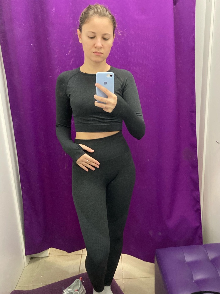 Очень приятный костюм. Сначала заказывала другой, не подошёл, был туговат. Этот очень приятного качества, сел отлично, не перетянул, очень удобно двигаться, цвет приятный, скорее графитовый, чем черный