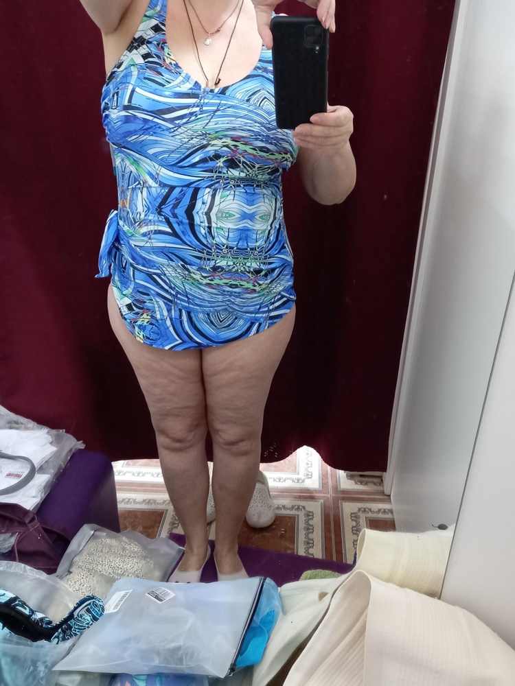 Заказывала 7 купальников разных брендов. В итоге подошёл под мою "фигуру" только этот купальник. Хотя не люблю аляпестые вещи, но пришлось уступить своим принципам, так как только эта модель смогла хоть как то прилично собрать моё тело и обвисшую немолодую грудь, в кучку. У кого проблемный живот, большая грудь, ушки на бёдрах, это ваша модель! Поверьте!