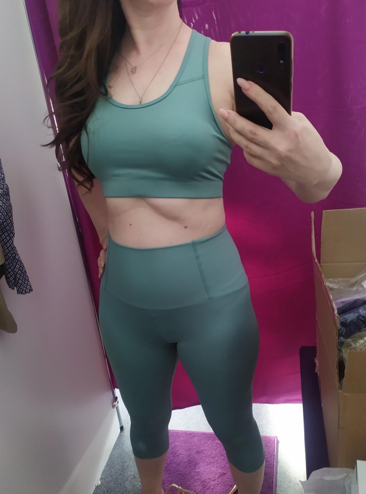 Качество отличное, ткань приятная, сшито аккуратно. У меня  ОГ-95, взяла топ 46, ОБ- 110 взяла лосины 48, все отлично держит. Даже больше, чем ожидала. Рекомендую.
Чашки можно заменить на более плотные( благо есть в продаже!!)