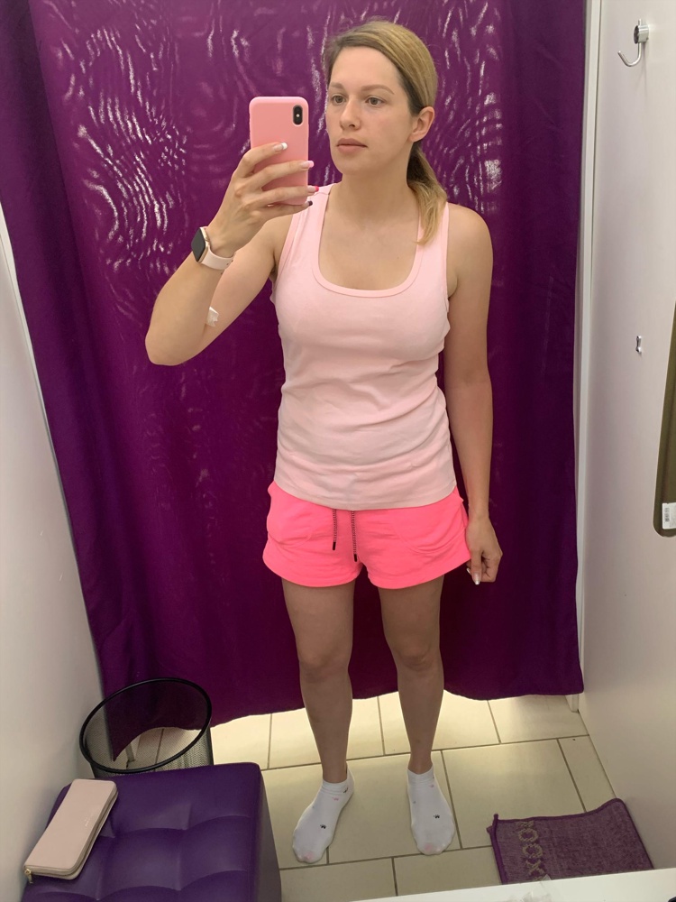 Классная майка!!! Но очень плотная, имейте ввиду! Нереально приятная,тянется!Не прогадала с размером! ОГ 98, ОТ 74, ОБ 95. Взяла 48. У кого пышная грудь, берите 48!