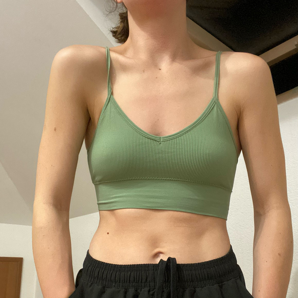 Супер. Именно то, что хотела. Оч мягкий и удобный. С плечей не спадает. Вставки только не понравились.