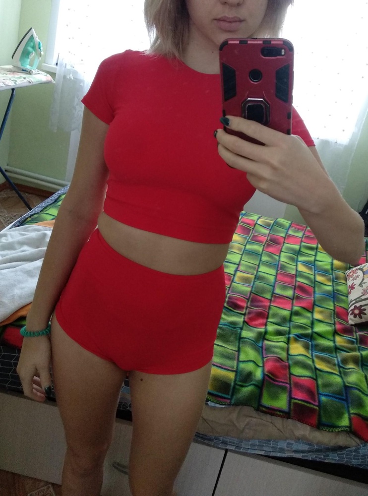 Вообще ношу S,но так как не было заказала XS ,немного туговато но в целом не плохо смотрится и ни создаёт дискомфорта