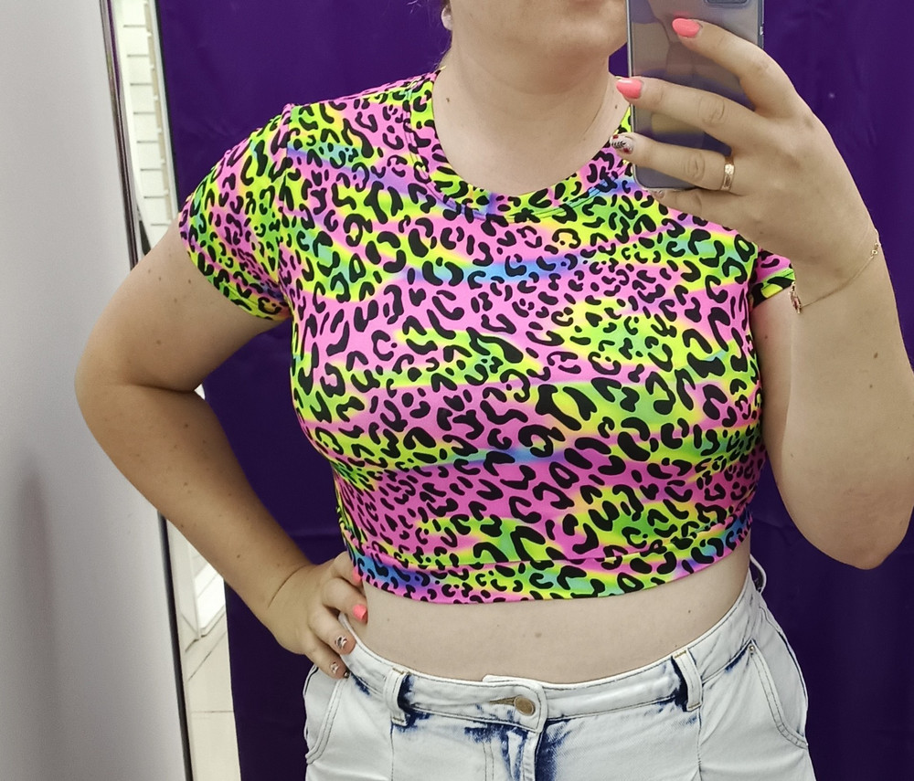 Качество отличное. Топ яркий, плотный. Принт четкий. Примеряла без бюста, планирую одевать на пляж. Не просвечивает. Форму держит.Всё отлично. 
На мой верх 48 L хорошо сел, не тянет, не пережимает внизу.