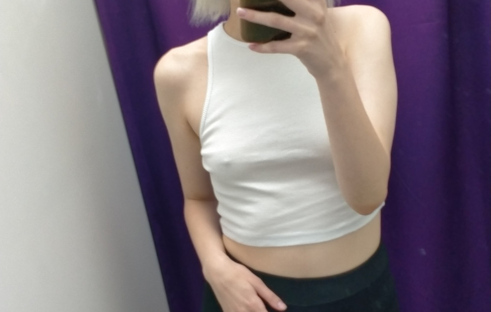 Материал приятный но очень тонкий, даже этикетку слегка просвечивает. Без лифчика носить не всем подойдёт