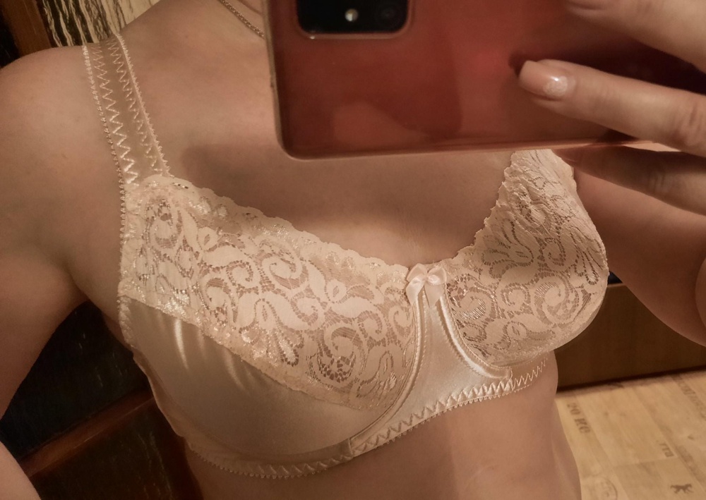 Какова стоимость, таков и товар.
Неплох, но далеко и не АХ!
Какая-то ткань хлипковатая. Во все стороны тянется. К чашкам претензий нет, но боковые детали и бретели оставляют желать лучшего. Но, повторюсь, за 667 рублей ожидать чего-то суперного наивно. На повседневку довольно уютный
Большемер. На 85-В взяла 80-В.