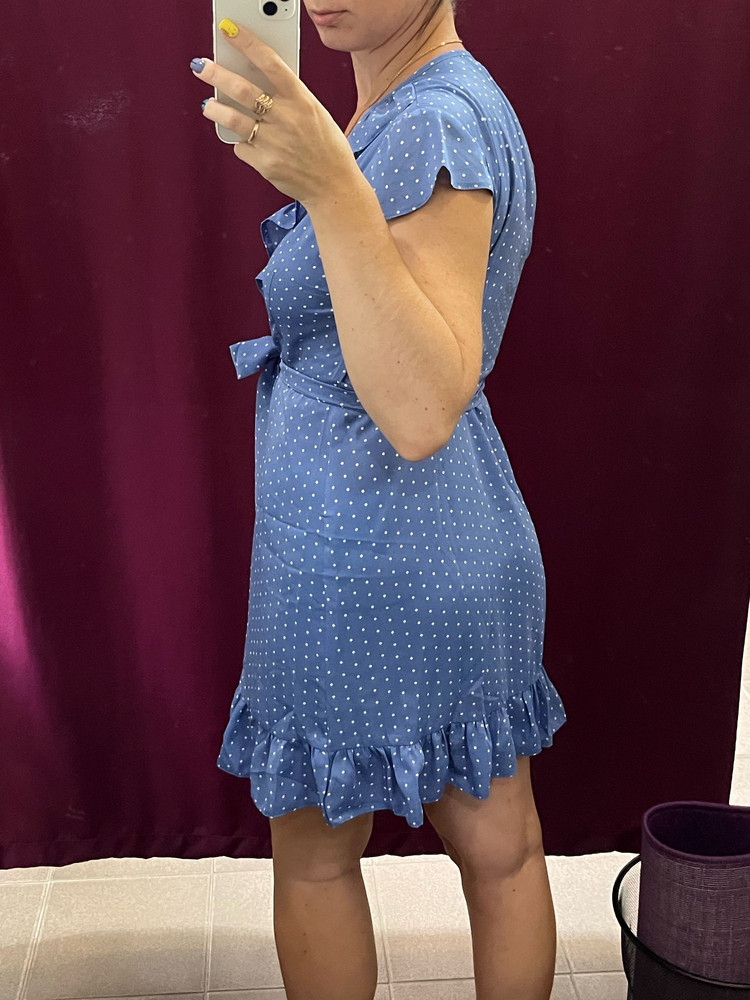 Неплохое платье , фасон халатика конечно , но на юге, думаю , подойдёт для походов на пляж. Материал на этикетке указан дунайский шёлк 