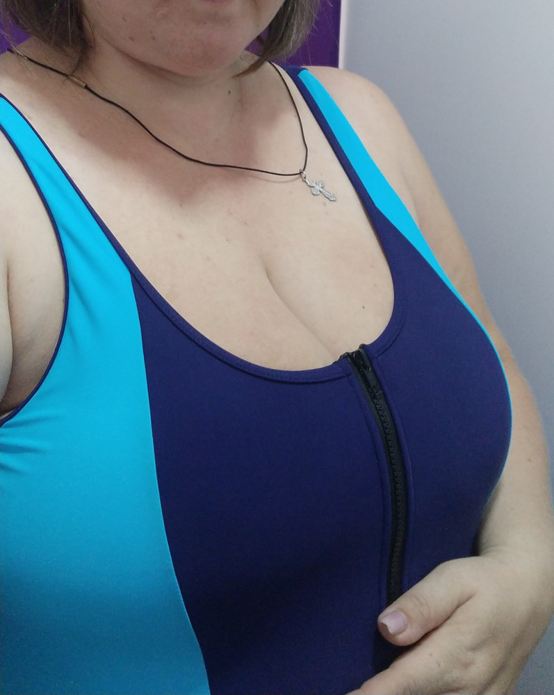 Я покупаю одежду 58-60 размера, бюстгальтер 95H (i), мой рост 164см. И этот купальник, оказался мне коротковат, сильно давят брители. Качество материала отличное, пошито тоже хорошо.
Спасибо производителю за прекрасный товар. Но мне он не подошёл.